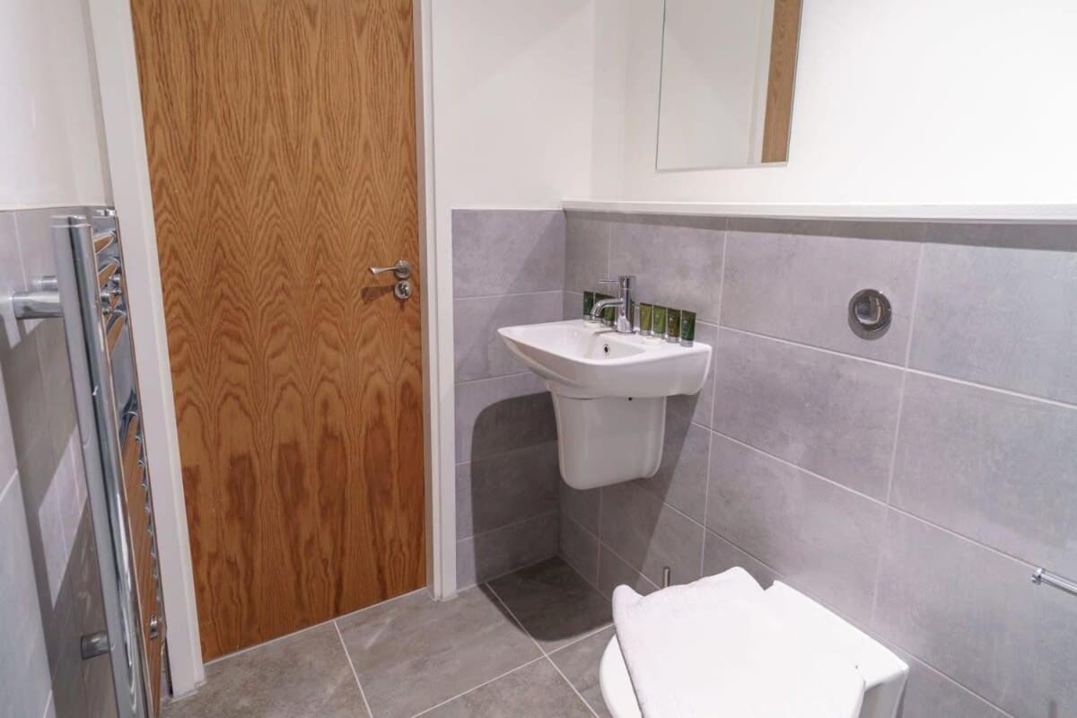 Stunning 2 Bed Apartment In Salford With Views Manchester Exterior photo