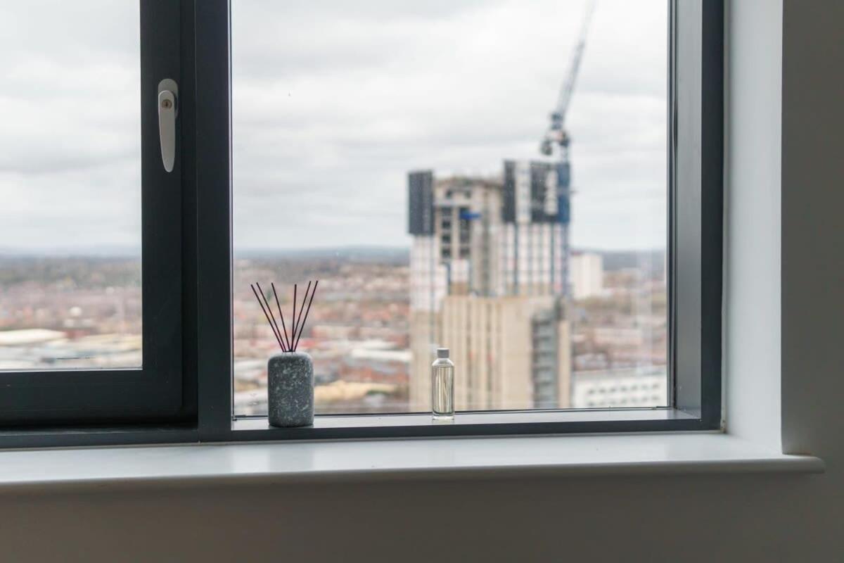 Stunning 2 Bed Apartment In Salford With Views Manchester Exterior photo