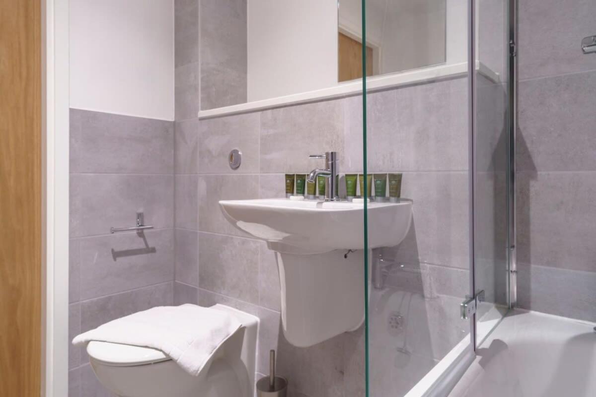 Stunning 2 Bed Apartment In Salford With Views Manchester Exterior photo