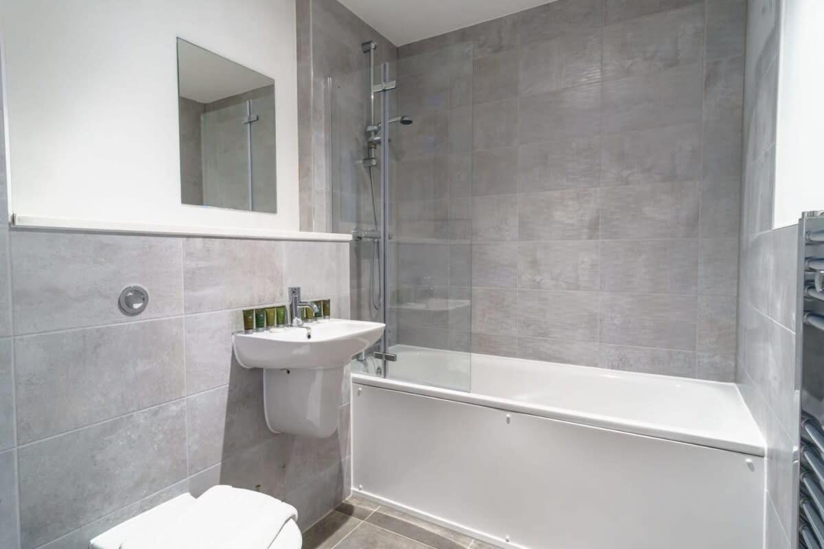 Stunning 2 Bed Apartment In Salford With Views Manchester Exterior photo