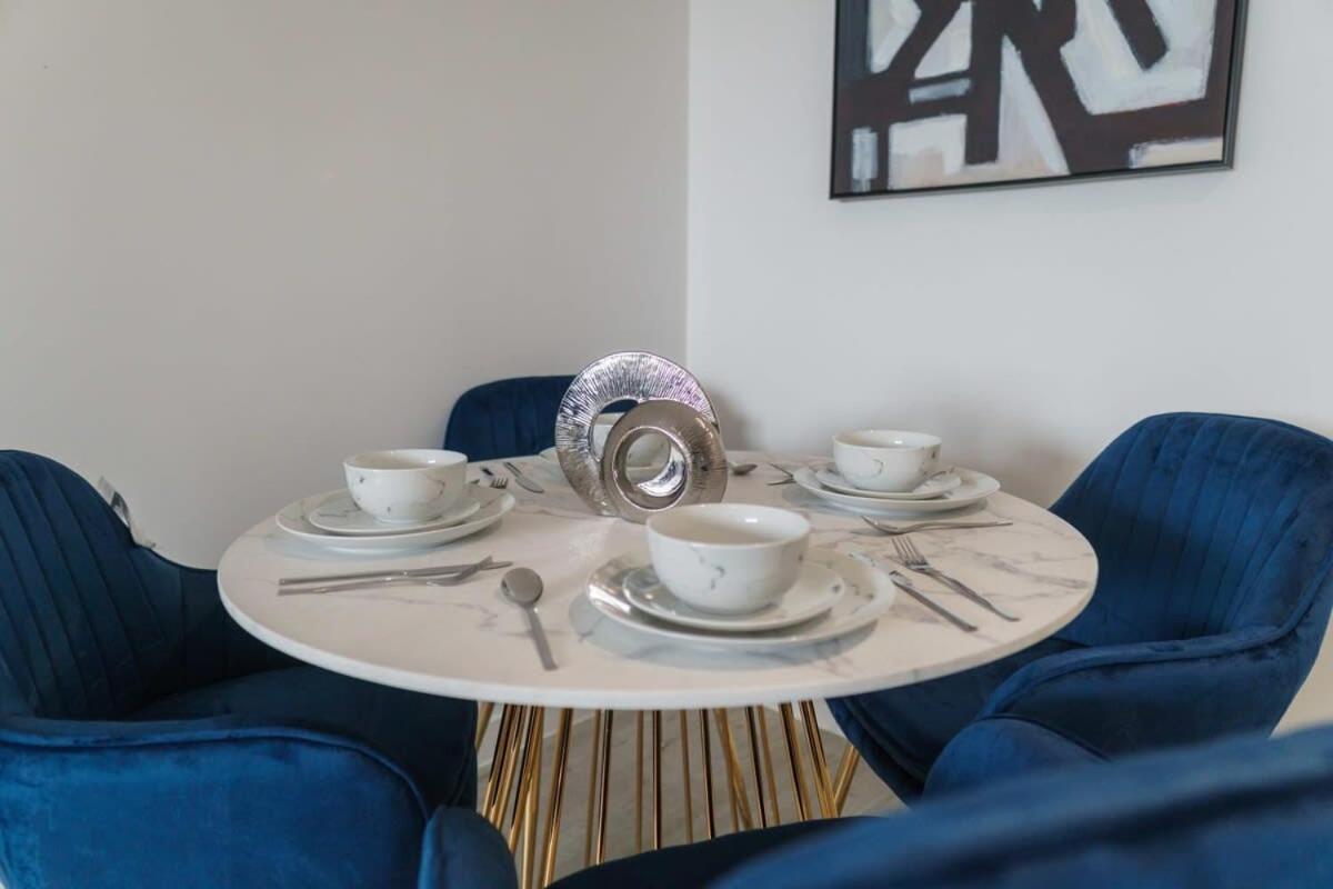 Stunning 2 Bed Apartment In Salford With Views Manchester Exterior photo