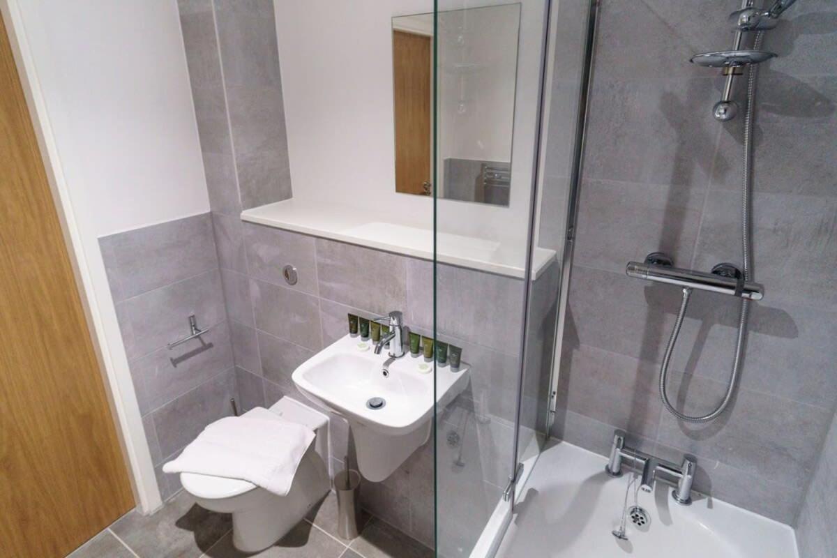 Stunning 2 Bed Apartment In Salford With Views Manchester Exterior photo