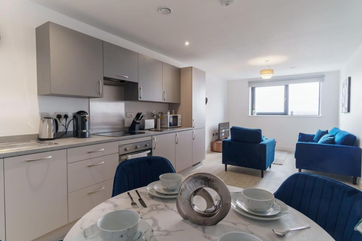 Stunning 2 Bed Apartment In Salford With Views Manchester Exterior photo