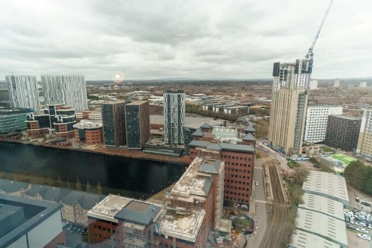 Stunning 2 Bed Apartment In Salford With Views Manchester Exterior photo